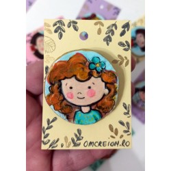 Brosa fetita roscata