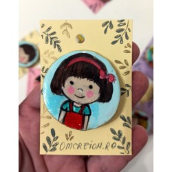 Brosa fetita bruneta