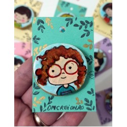 Brosa fetita cu ochelari