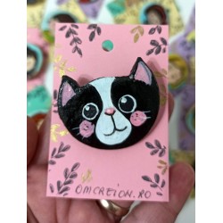 Brosa pisica alb cu negru